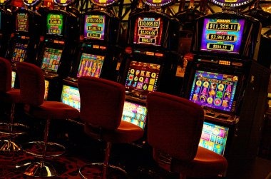 Dealer revealing qualifying hand at slotkamboja